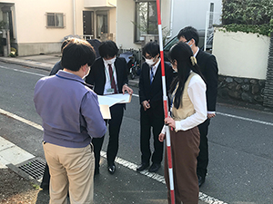 新入社員研修における測量実習 新入社員研修での測量実習
