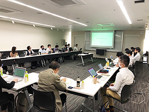 決算後に毎年開催される総括報告会で議論を交わす 総括報告会